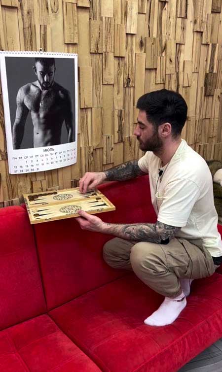 Тигран играет в нарды с портретом Григорьева, а Леончик ищет по дому Оливку