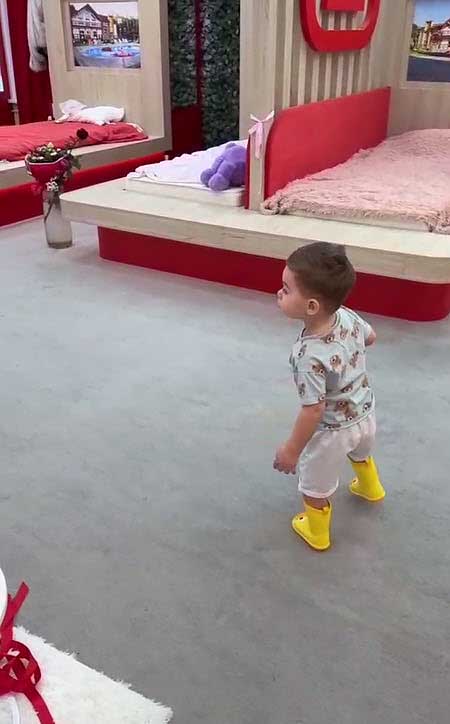 Тигран играет в нарды с портретом Григорьева, а Леончик ищет по дому Оливку