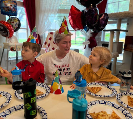 Оксану Ряска с двумя детьми бросил ее гражданский муж в Америке