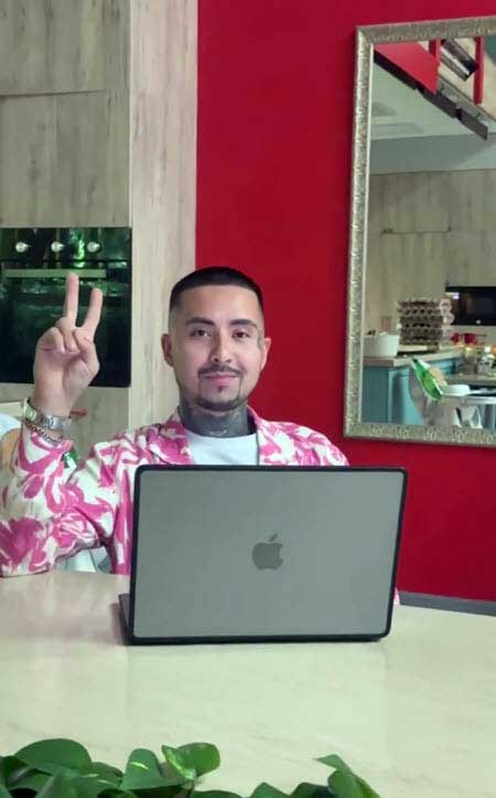 На проекте новый участник, скандальный блогер из Чебоксар, Денис Николаев, которого в соцсетях называют «сосичником»