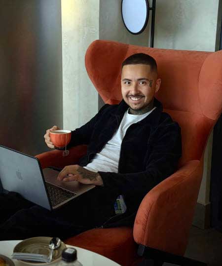 На проекте новый участник, скандальный блогер из Чебоксар, Денис Николаев, которого в соцсетях называют «сосичником»