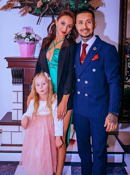 На проекте новый участник, скандальный блогер из Чебоксар, Денис Николаев, которого в соцсетях называют «сосичником»