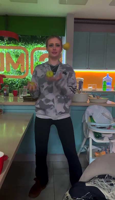 Супруги Ксения и Алексей Карповы ежедневно общаются с сыном по видеосвязи