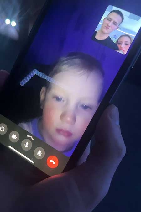 Супруги Ксения и Алексей Карповы ежедневно общаются с сыном по видеосвязи