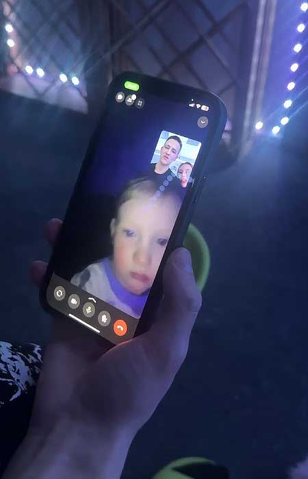 Супруги Ксения и Алексей Карповы ежедневно общаются с сыном по видеосвязи