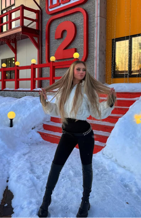 Ксюшу Карпову кто-то жестко ударил по лицу и разбил ей нос