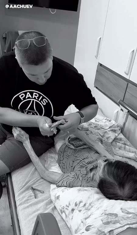 Андрей Чуев похоронил бабушку