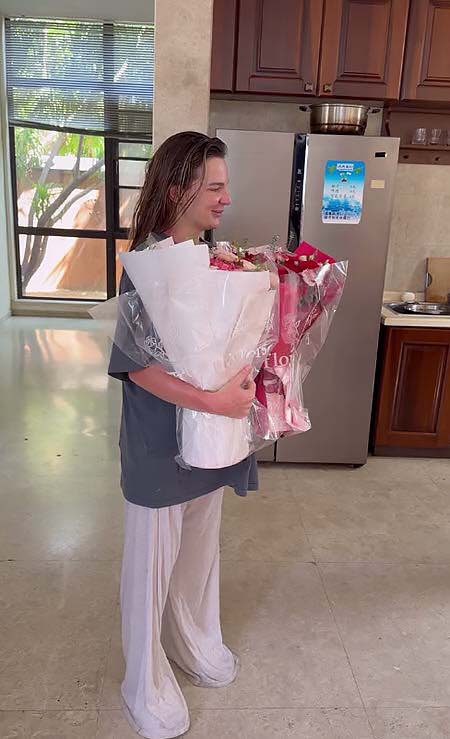 Никита Гуранда и Альберт Гракович поздравили своих дам с праздником