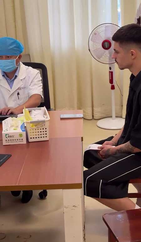 Никите Гуранда после капельниц в больнице Китая немного полегчало