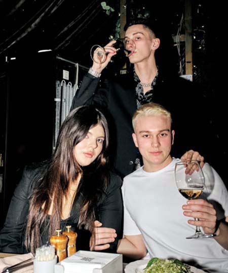 Кто-то снял видео с ДР Артема Гавришова, на котором была Вероника и теперь шантажирует Артема, требуя денег