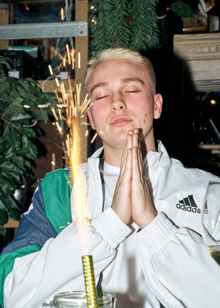 Кто-то снял видео с ДР Артема Гавришова, на котором была Вероника и теперь шантажирует Артема, требуя денег