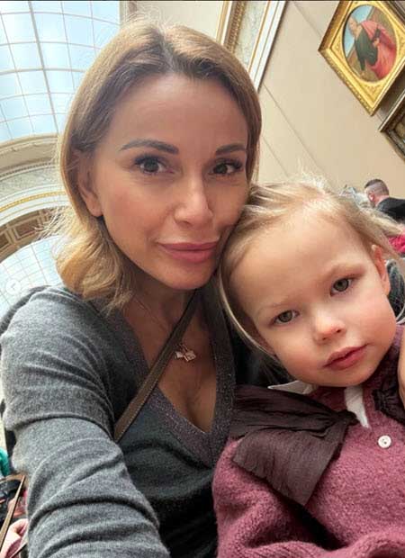 Свежие фото ведущих проекта Дом 2