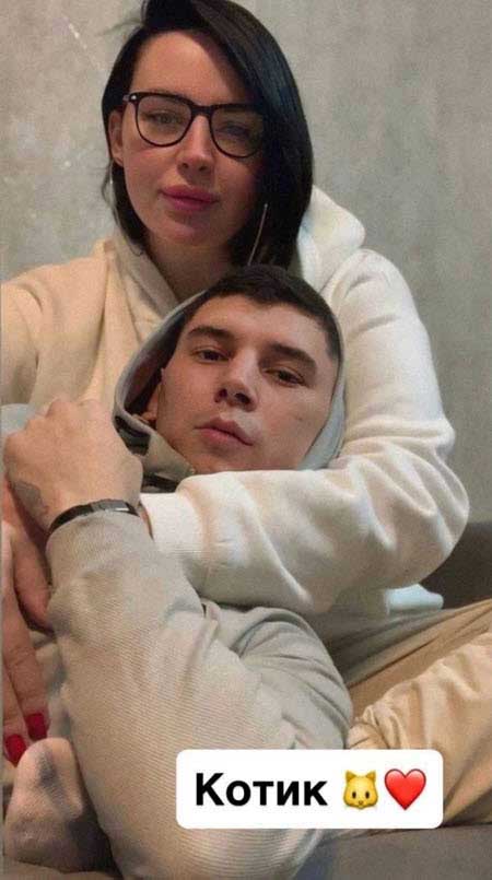 Саша Чepнo нашла свою любовь и парень уже поселился в ее квартире