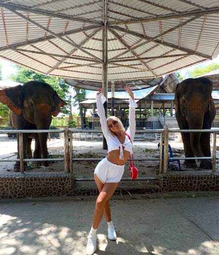 Элина Рахимова проводила брата и продолжает отдыхать в Таиланде одна