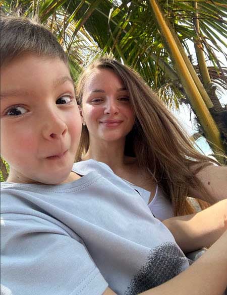 Андрей Чуев был очень рад видеть сына, которого к нему на Шри-Ланку привезла бывшая жена