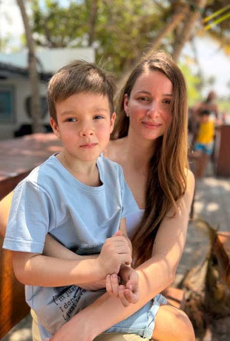 Андрей Чуев был очень рад видеть сына, которого к нему на Шри-Ланку привезла бывшая жена