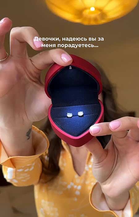 Лиза Полыгалова получила в подарок на ДР от жениха серьги с бриллиантами
