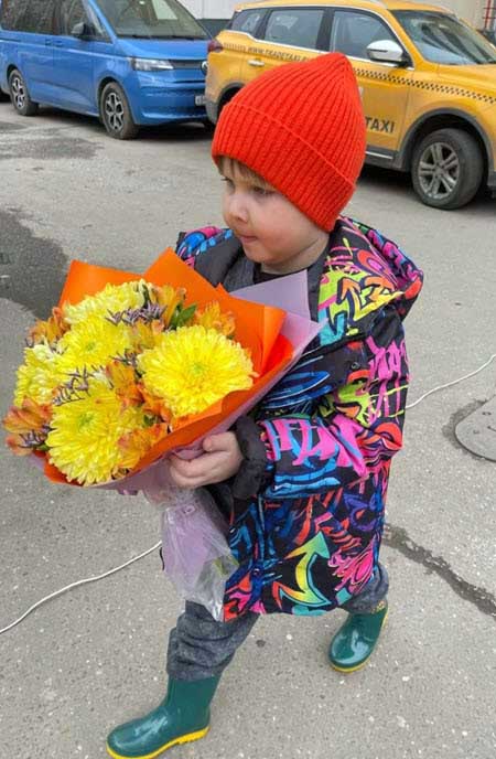 Сотрудники опеки и полиции забрали сына у Саши Чepнo, она не сразу заметила пропажу