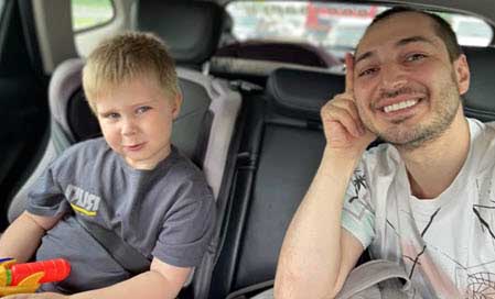 Сотрудники опеки и полиции забрали сына у Саши Чepнo, она не сразу заметила пропажу