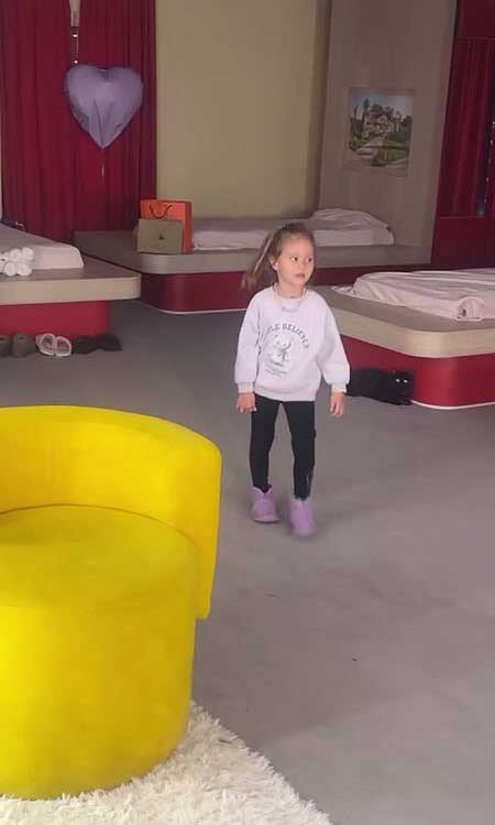 Ксения Задойнова с дочкой решила пожить немного на поляне