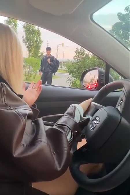 Вероника пользуется популярностью у молодых парней, а вот у Элины отношения не складываются