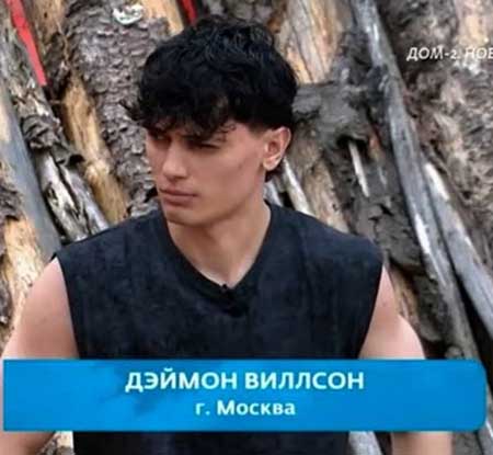 Вероника пользуется популярностью у молодых парней, а вот у Элины отношения не складываются