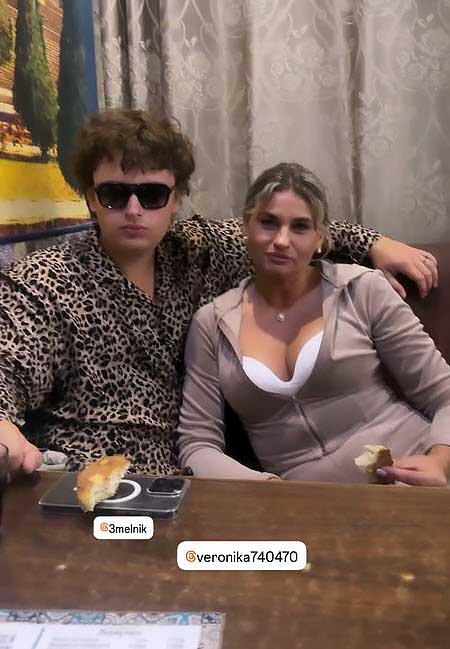 Вероника и Егор отметили заселение в компании Элины, Мишеля и Артема сексолога