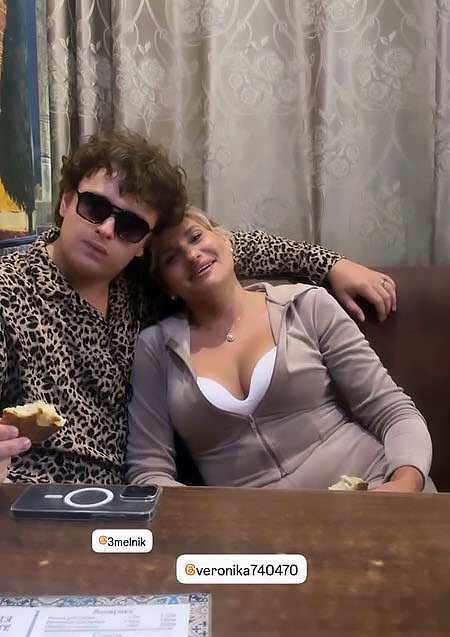 Вероника и Егор отметили заселение в компании Элины, Мишеля и Артема сексолога