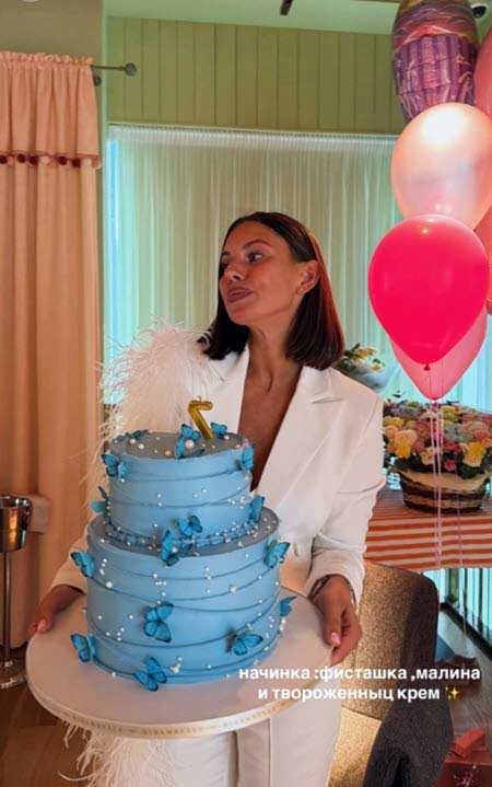 Дочери Саши Артемовой исполнилось 7 лет, но в школу ее мама не отдала
