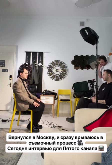 Участники «Китайских каникул» вернулись на поляну, Хорошев окружен тремя прекрасными дамами